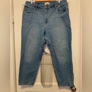 Abercrombie Curve Love High Rise Mom Jean, size 34